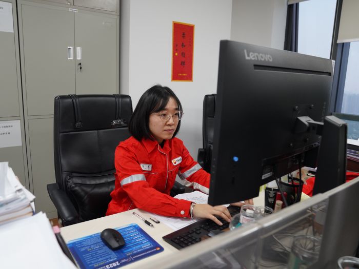 工作中的但霞（摄影：王镜超）.jpg