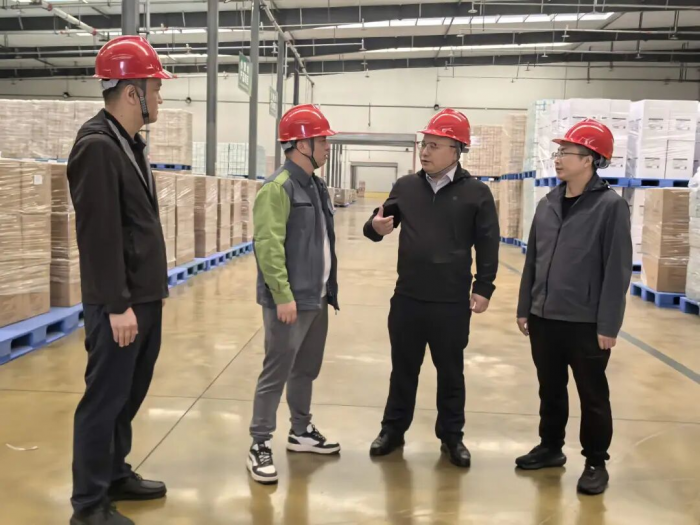 乐山市经济和信息化局帮扶专班在凤生纸业开展走访帮扶