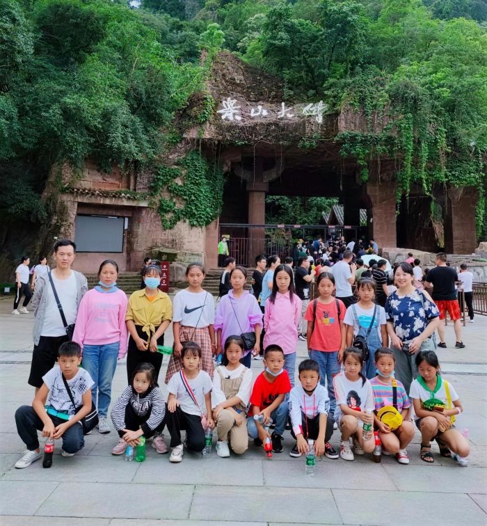 组织彝区孩子走出大山研学.jpg