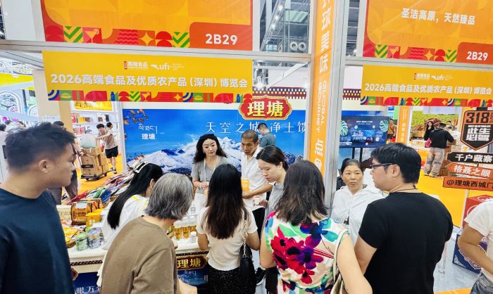 图为理塘展台前人头攒动 (1).jpg