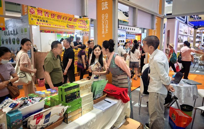 图为理塘展台前人头攒动 (2).jpg