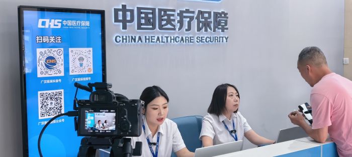 2026.6.8 主播在广汉市医保服务大厅为前来办事的群众答疑解惑(2).jpg