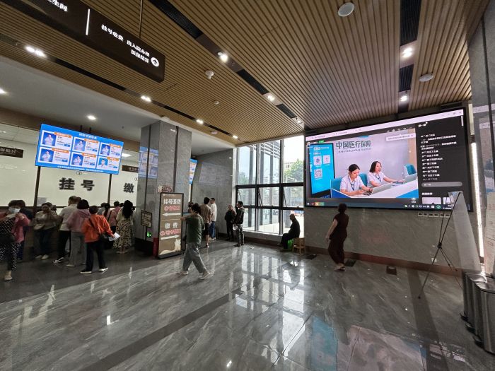 2026.6.8 广汉市医保局开展大厅实景直播活动,并同步投屏到各定点医疗机构(广汉市中医医院).jpg