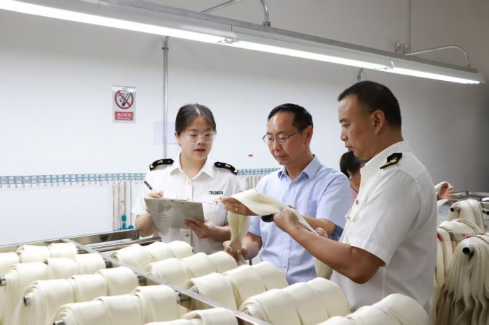 成都海关关员入企开展出口政策宣讲.jpg