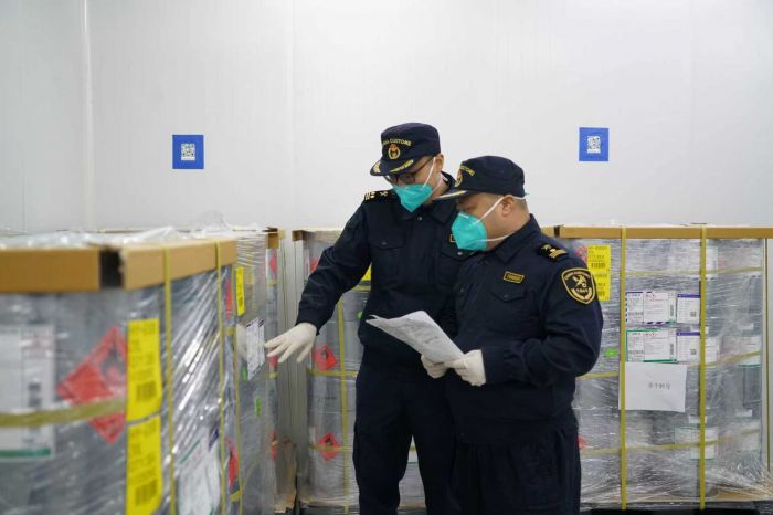 成都海关关员对某企业进口危险化学品光刻胶实施查检.jpg