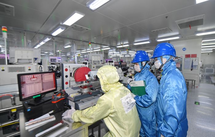 国网成都供电公司客户经理走访成都士兰半导体制造有限公司,了解企业生产用电需求。.jpg