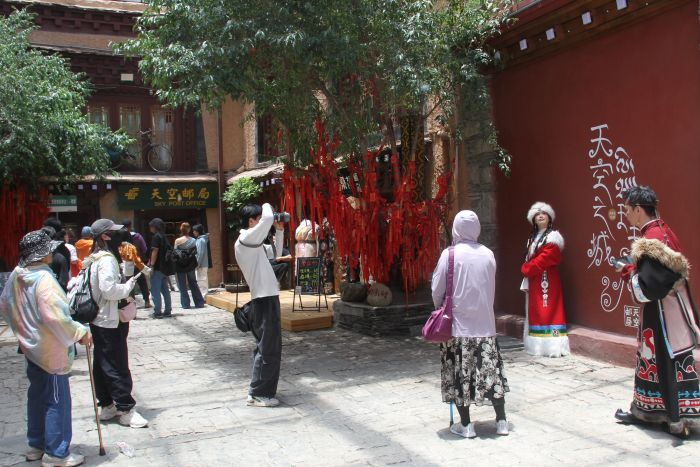 图为游客穿上藏装拍照打卡.jpg