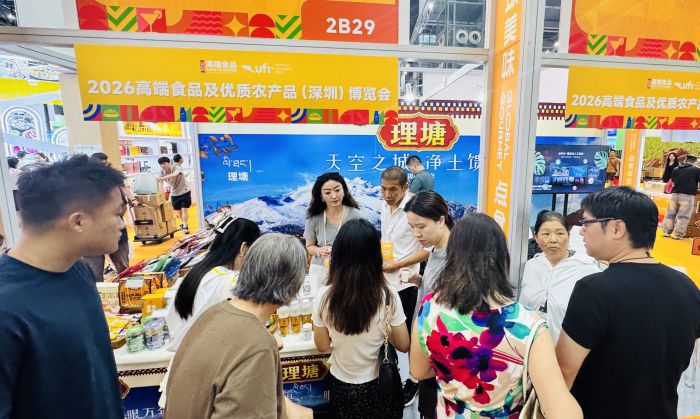图为理塘蜂蜜水亮相深圳食博会.jpg