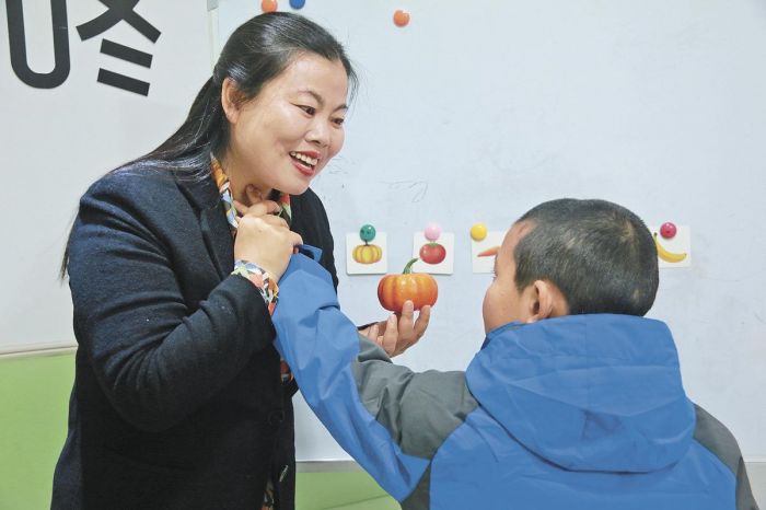 沈泽花教孩子发音.jpg