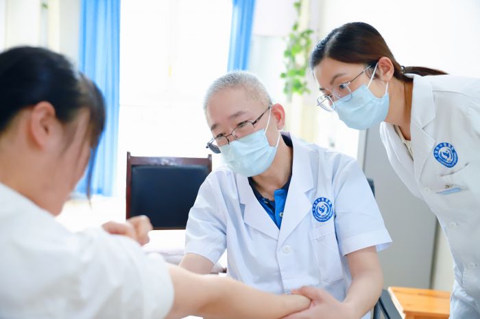 2024.5.20 北京中医药大学东方医院张丰川主任医师到什邡市中医医院进行教学指导.jpg