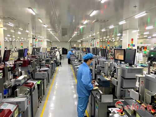 蓝彩电子生产车间，工人们正在生产保供产品。（蓝彩电子公司  供图）.jpg