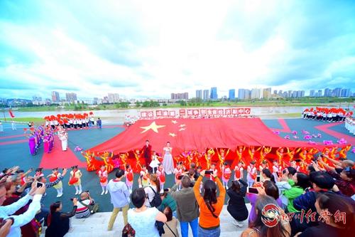 2019年中国西部丝绸博览会期间千人旗袍秀活动_看图王.jpg